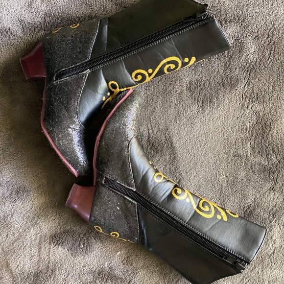 Disney Frozen Anna Boots 7/8 - Picture 3 of 5